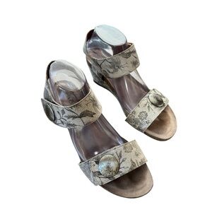 Women’s Taos Size 9-9.5 Gray/White Floral Carousel 2 Wedges w Hook/Loop Closures